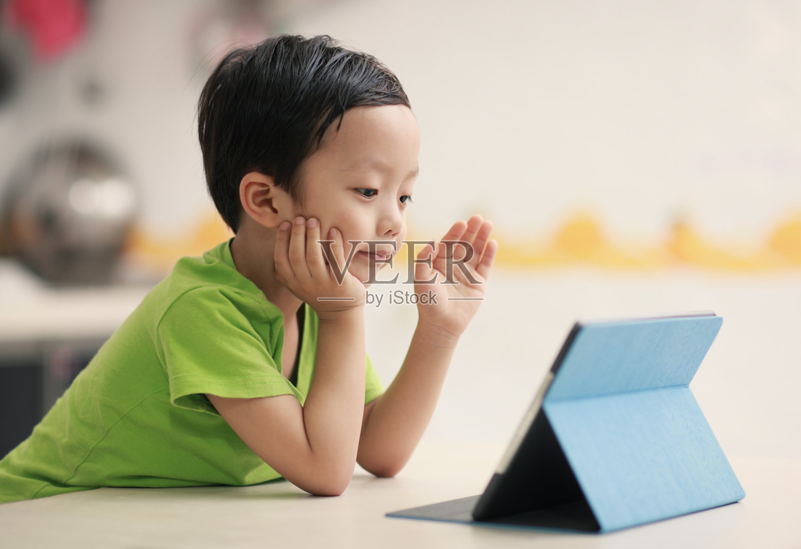 男孩用平板电脑照片摄影图片