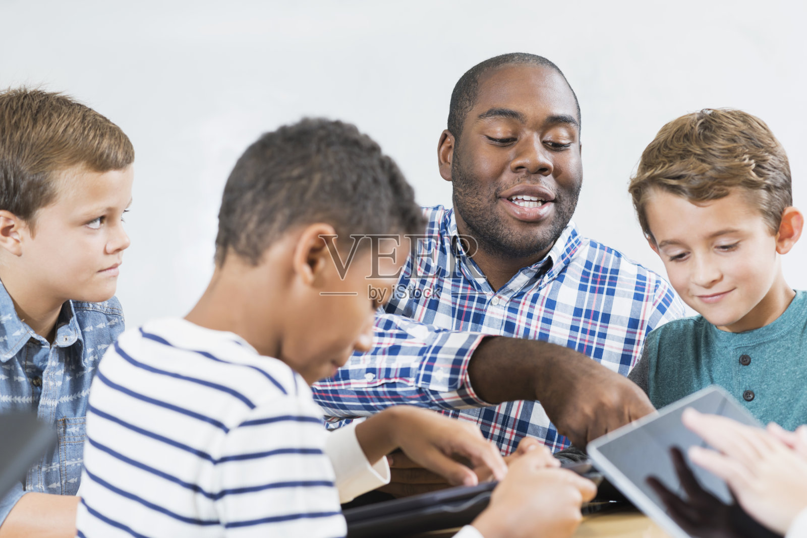 非裔美国教师和儿童，数字平板电脑照片摄影图片