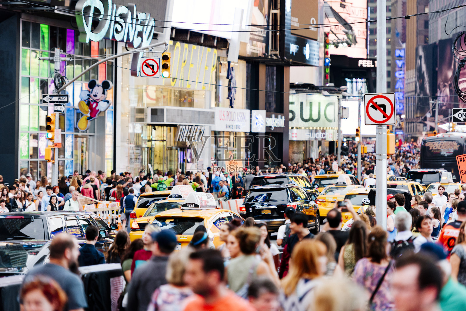 纽约市中心繁忙的人行道照片摄影图片