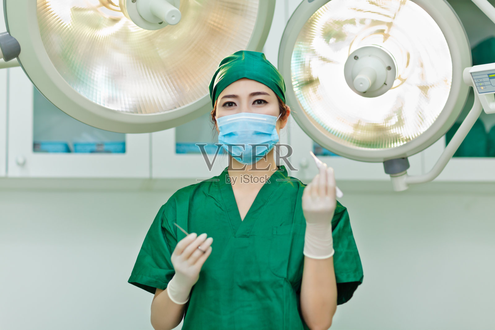 女外科医生在手术室的肖像照片摄影图片