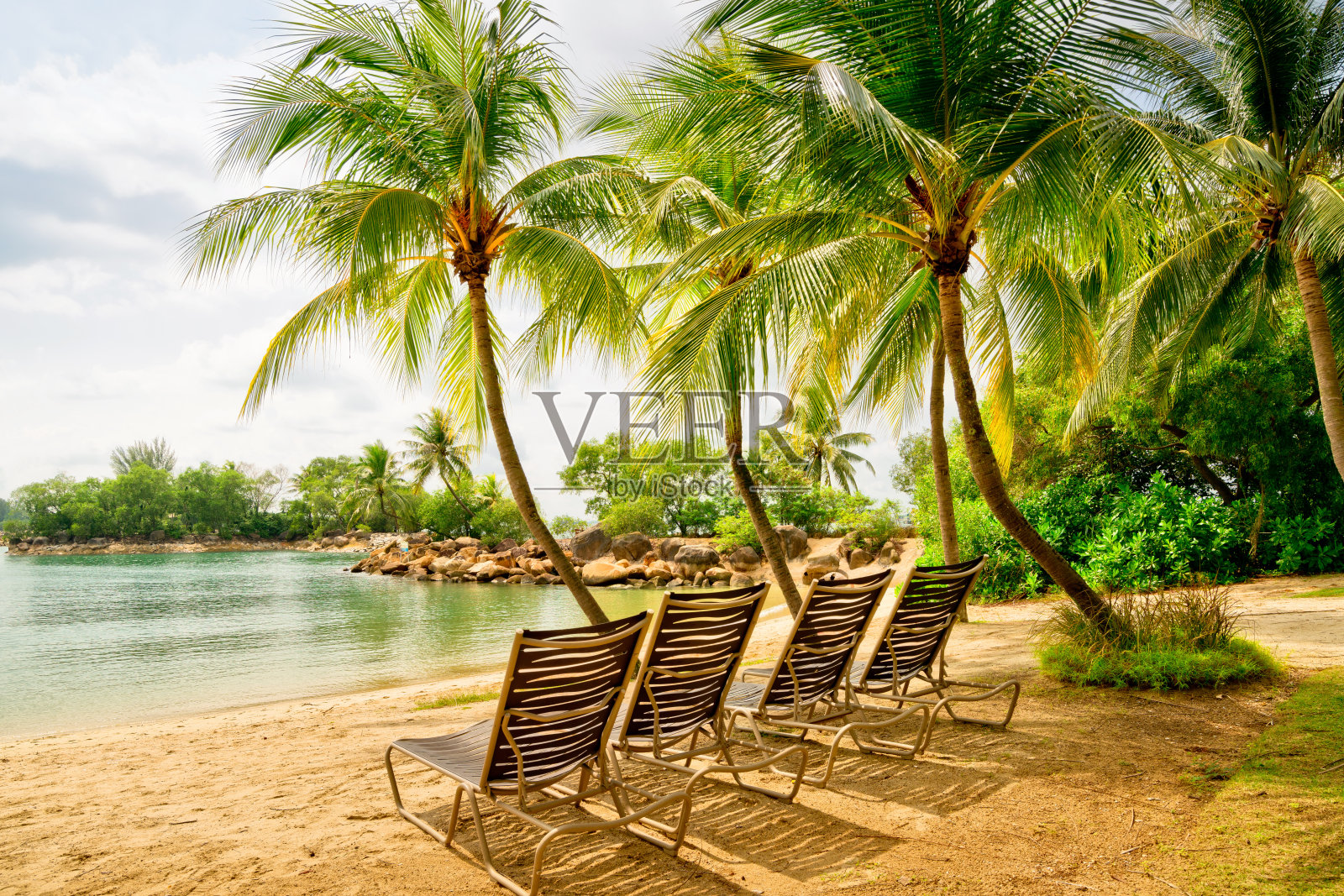 新加坡圣淘沙岛海滩上的躺椅照片摄影图片