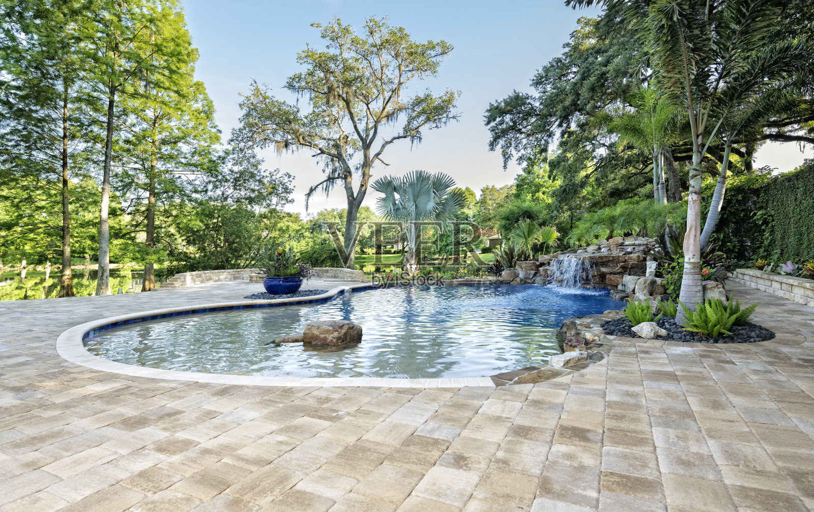 美丽的景观游泳池与瀑布在Estate Home照片摄影图片