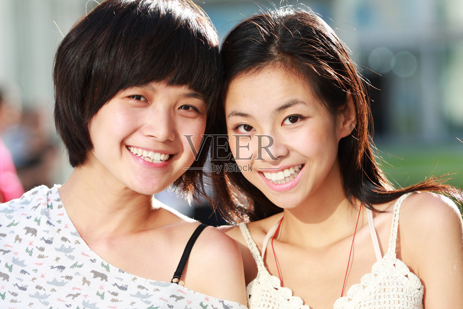 两个快乐的年轻亚洲女人照片摄影图片
