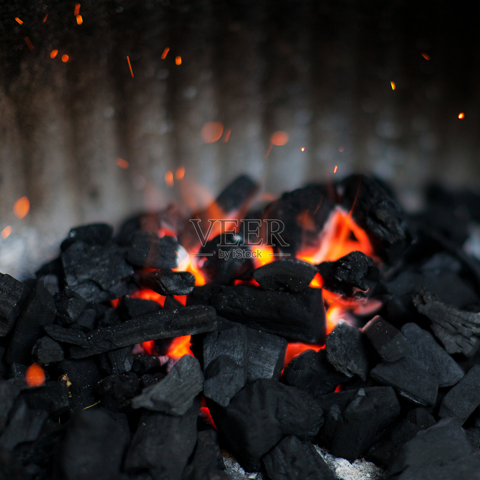 木炭堆，中间有火照片摄影图片