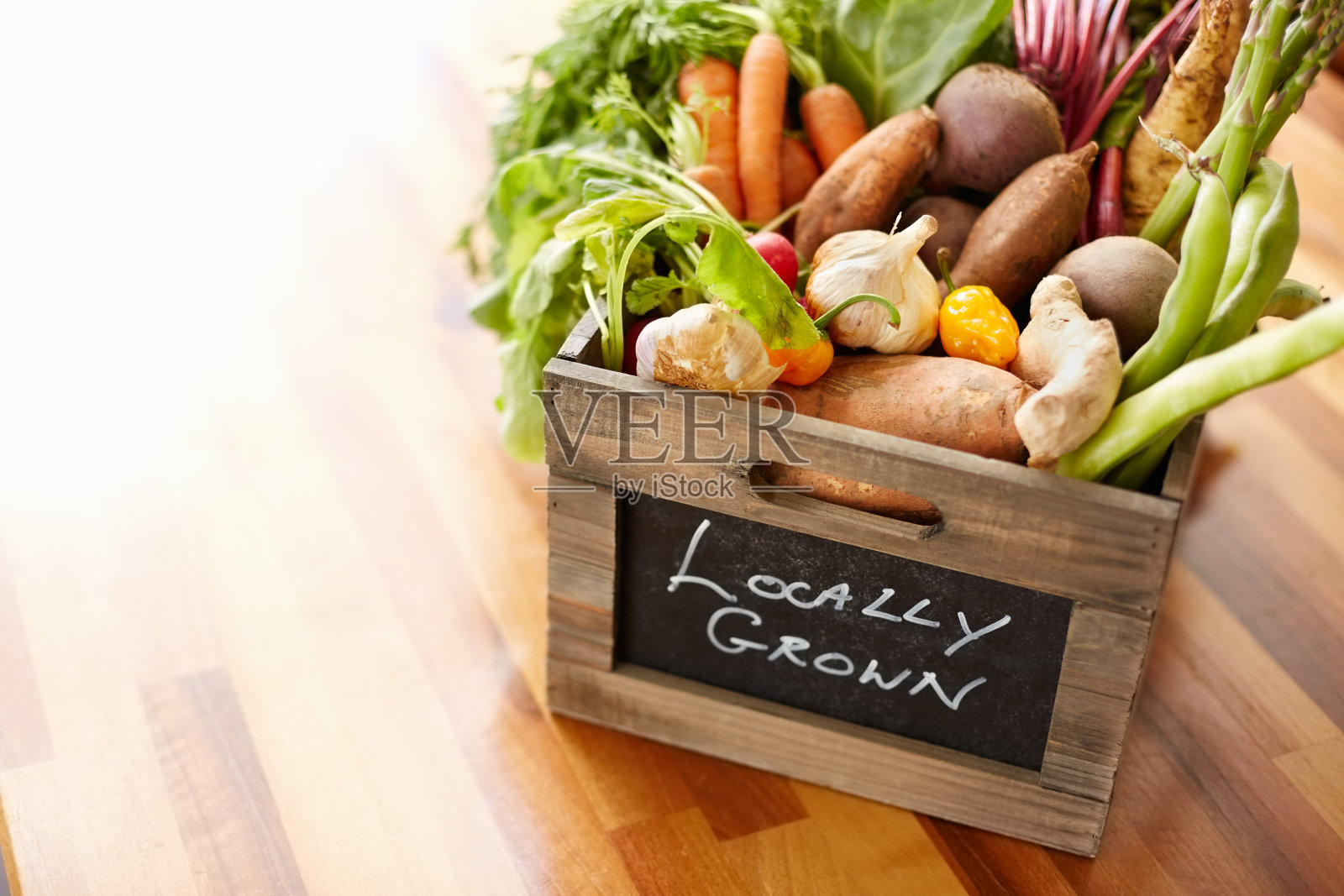 自家种植的蔬菜装在厨房的板条箱里照片摄影图片