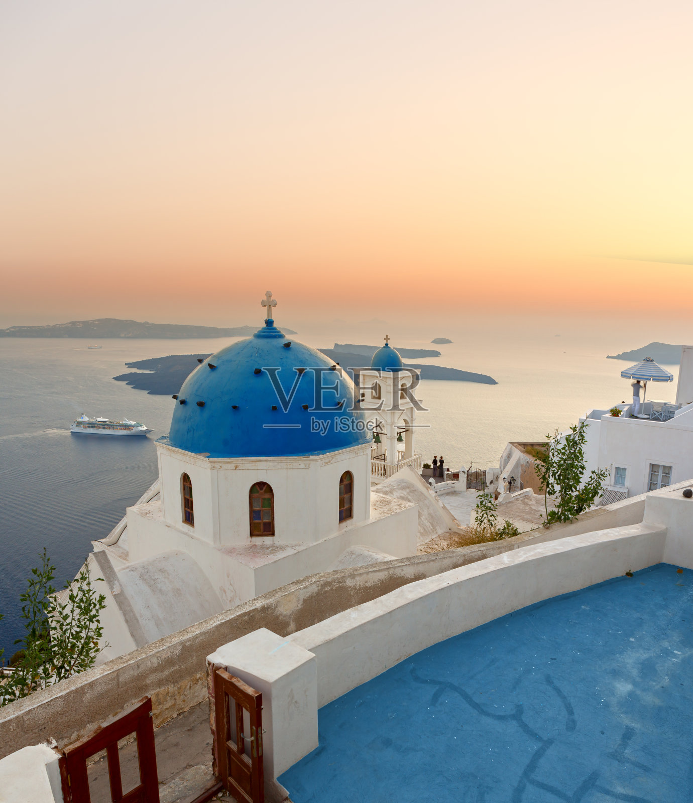 希腊伊亚岛的圣托里尼钟楼和蓝色圆顶照片摄影图片