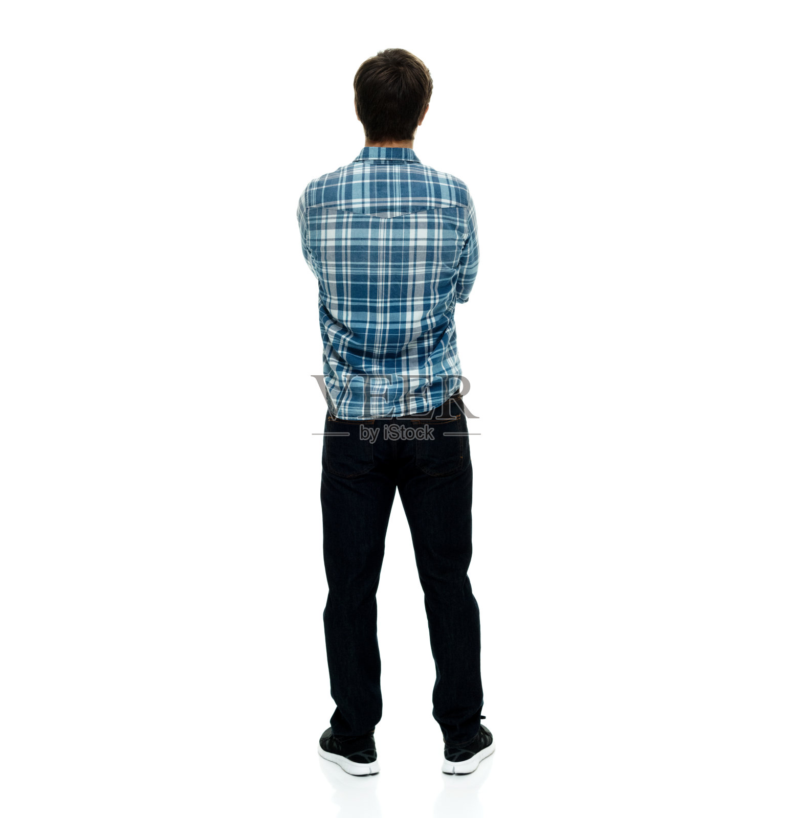 一个随意的男人双手交叉站着的背影照片摄影图片