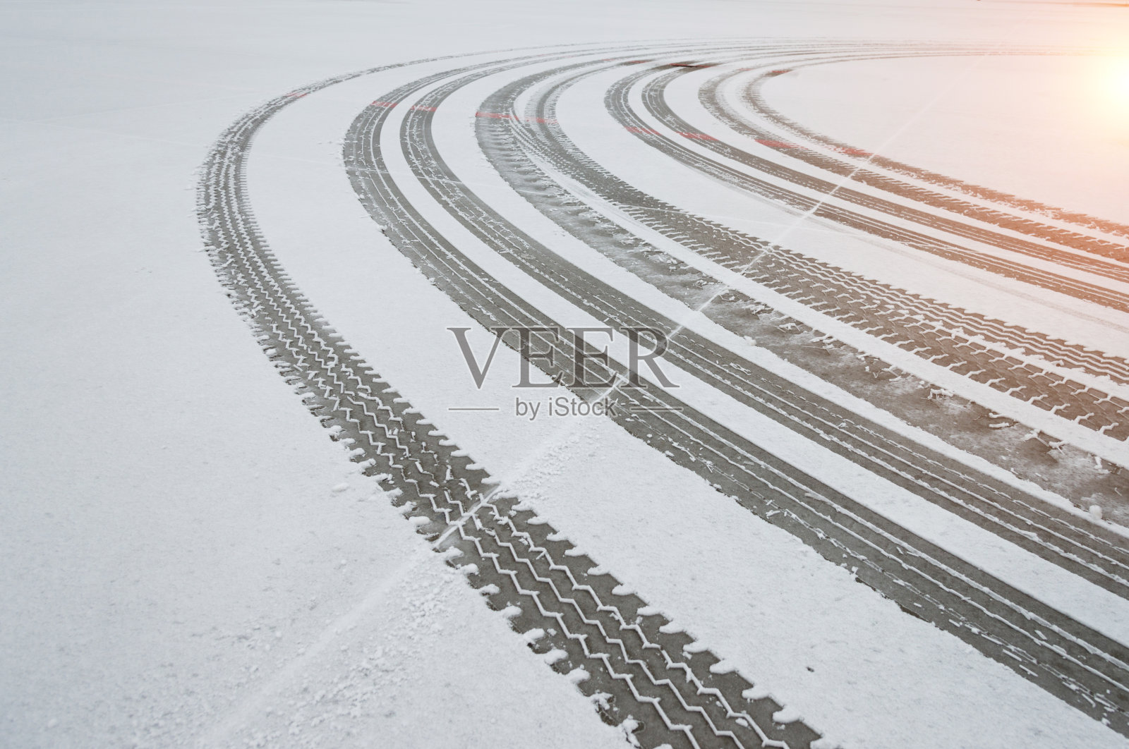 汽车轮胎在雪地上留下的痕迹照片摄影图片