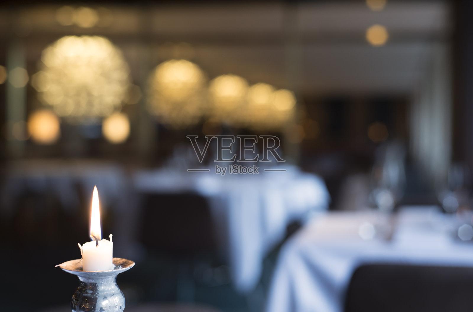 烛光和散焦优雅的餐厅背景与吊灯照片摄影图片