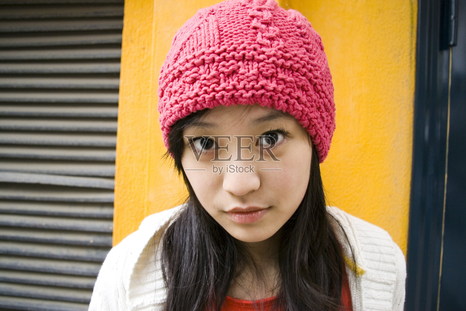 漂亮的中国女孩戴着粉红色的帽子照片摄影图片