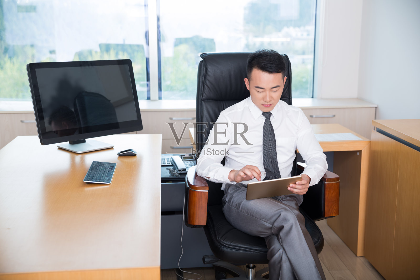 年轻的男性经理在办公室工作照片摄影图片