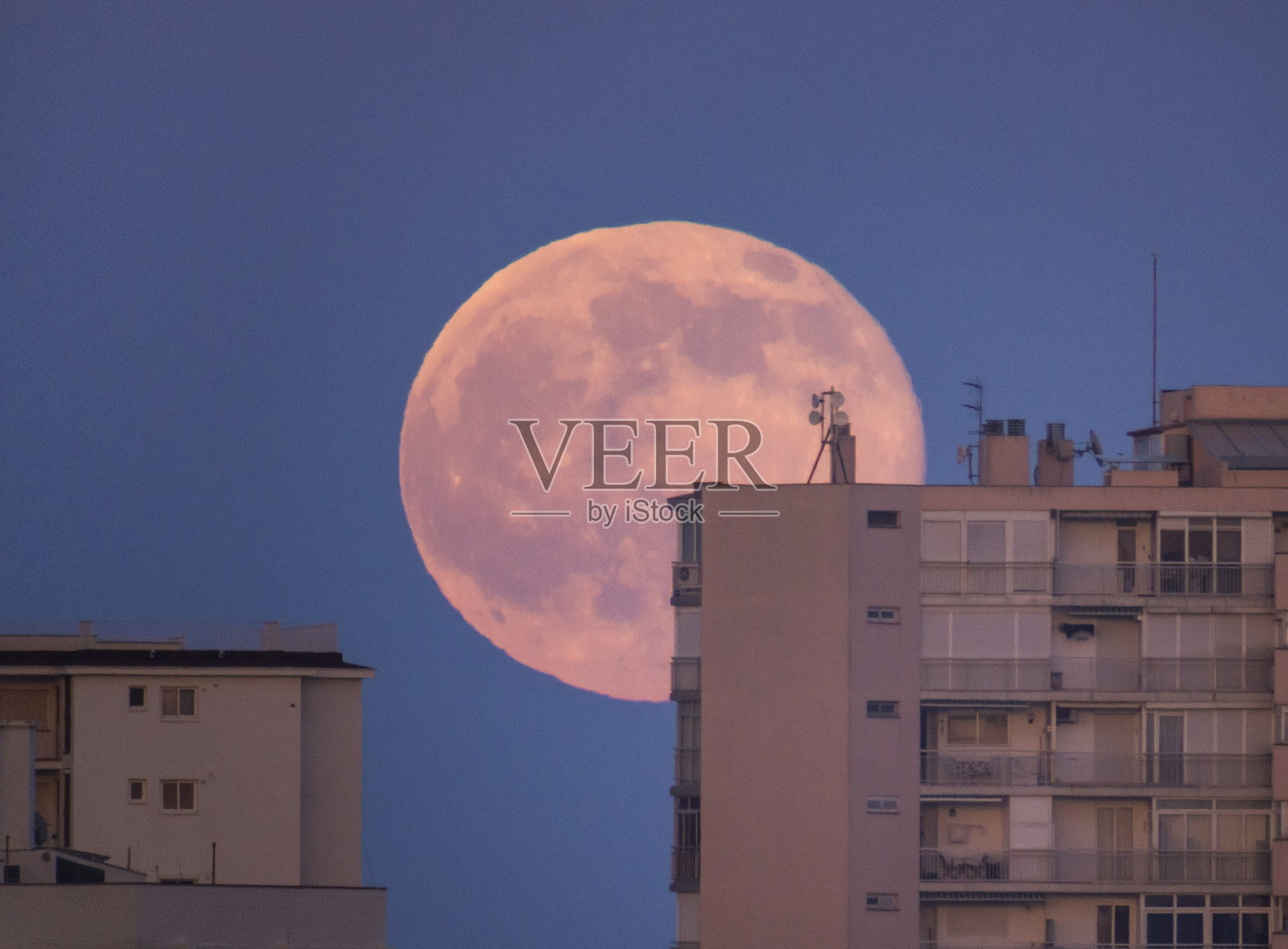 超级月亮，超级月亮，满月，红色普拉加达罗建筑前面照片摄影图片