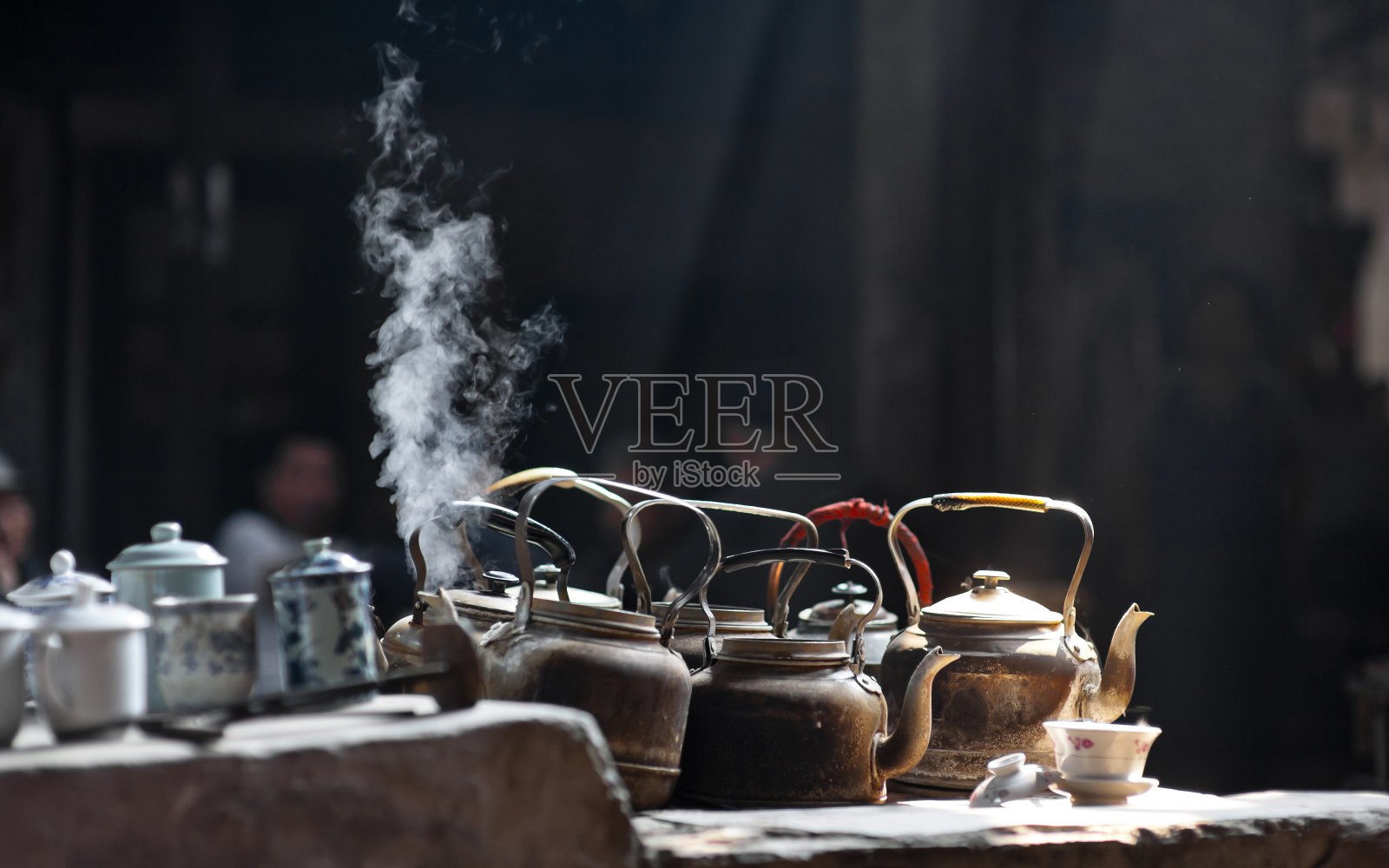 中国成都的老茶馆，炉子上的水壶照片摄影图片