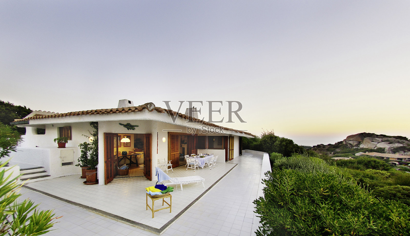 撒丁岛一座美丽的海边别墅的开阔的白色露台照片摄影图片