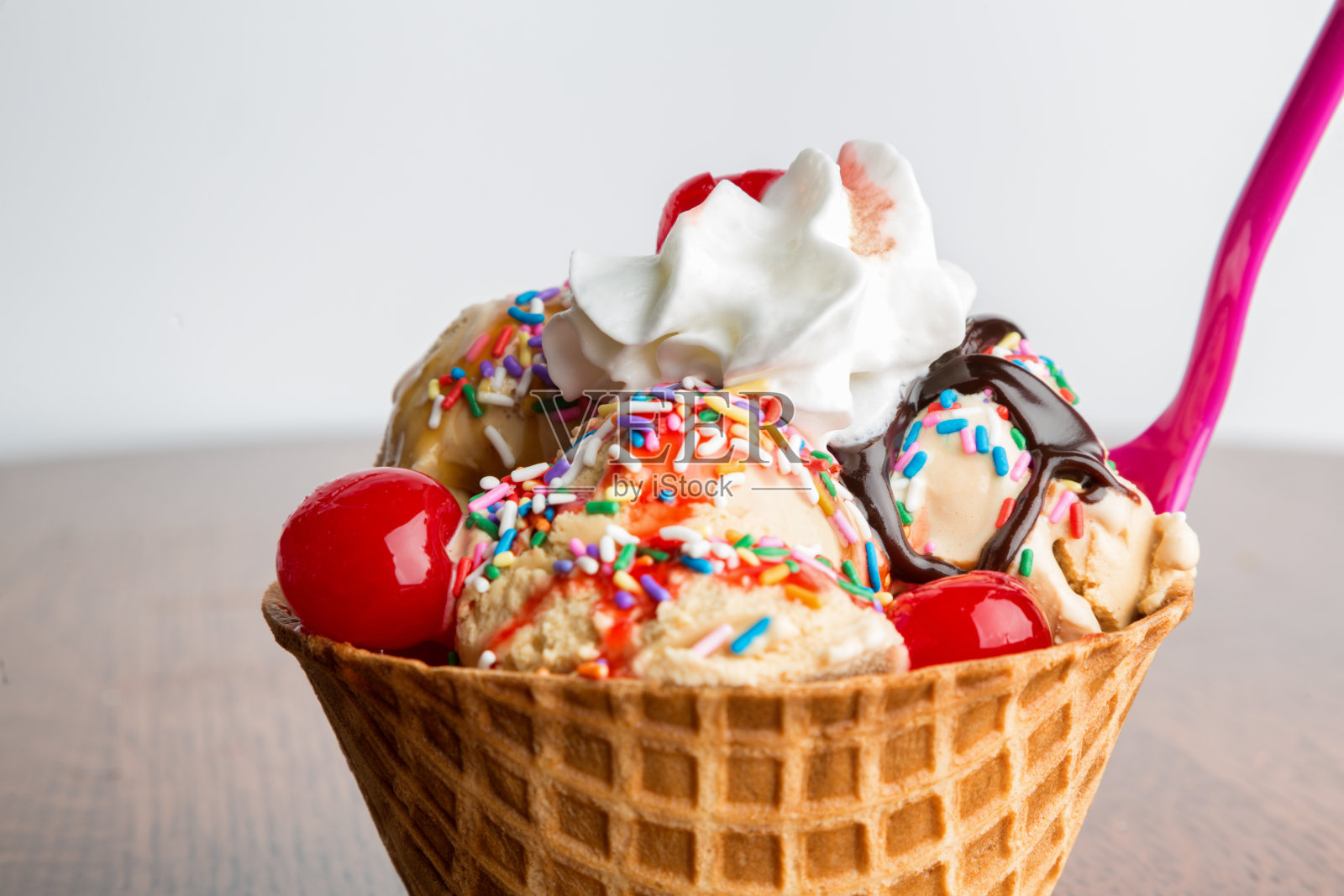 美味的冰淇淋圣代配热软糖，糖屑，樱桃照片摄影图片