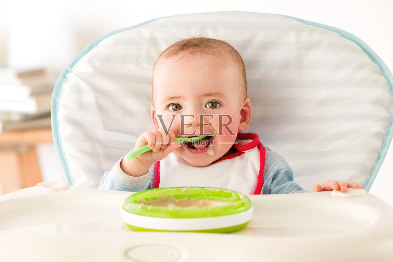 婴儿吃照片摄影图片