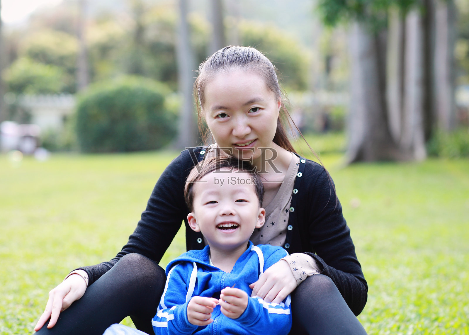 亚洲母亲和儿子快乐照片摄影图片