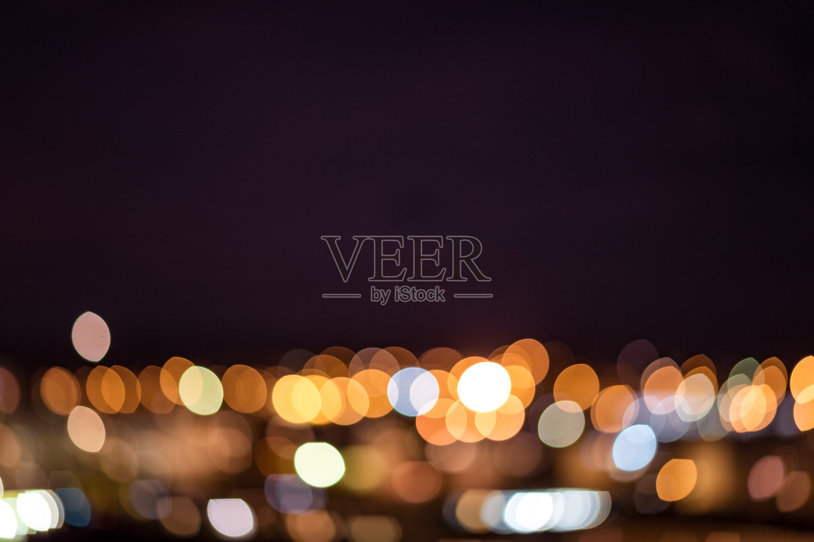 城市灯光在夜间与地平线在陆地上的背景散焦照片摄影图片