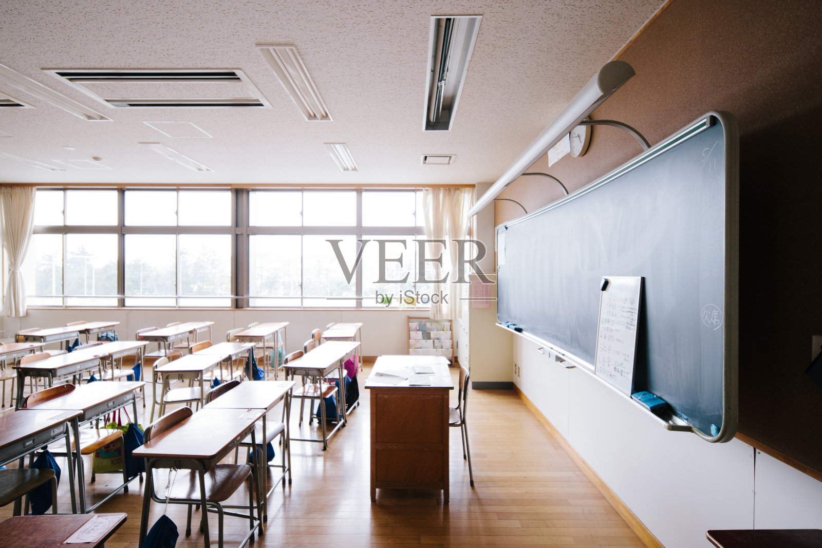 日本学校的教室，传统的木制课桌椅，黑板照片摄影图片