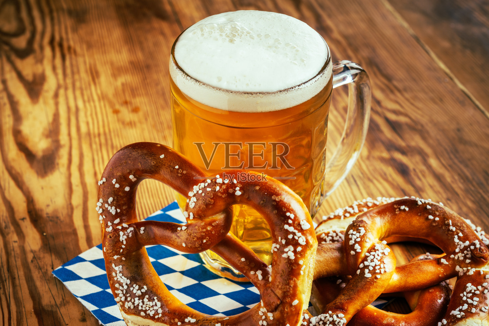 啤酒和椒盐卷饼，慕尼黑啤酒节照片摄影图片