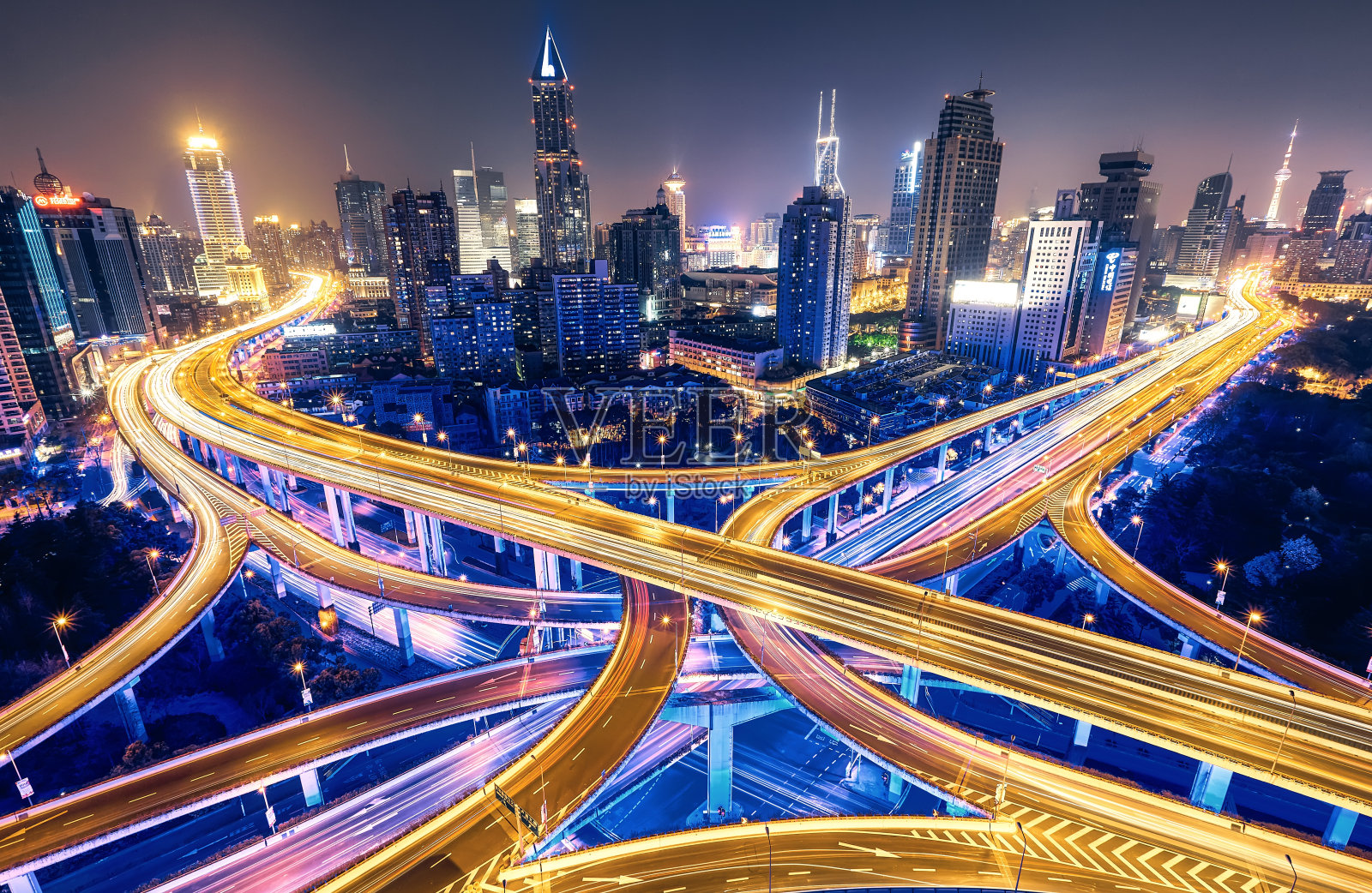 现代化城市与高速公路互通照片摄影图片