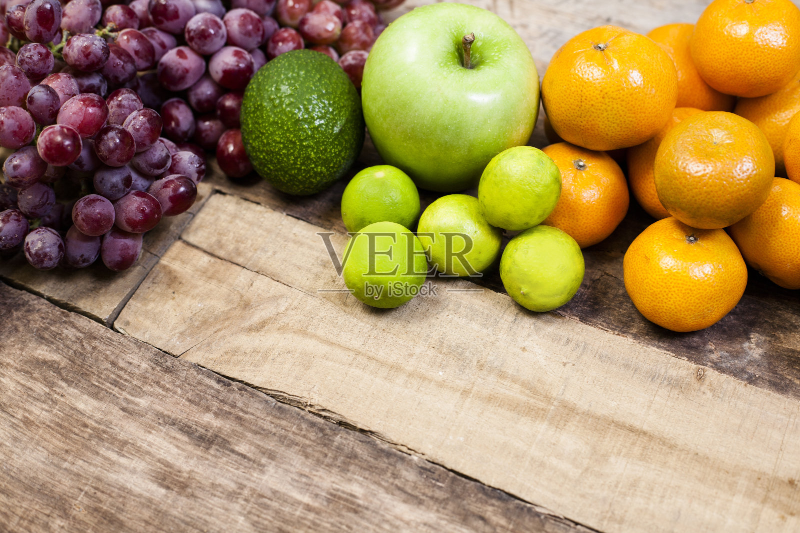 新鲜、有机的五颜六色的水果放在质朴的木桌上。照片摄影图片