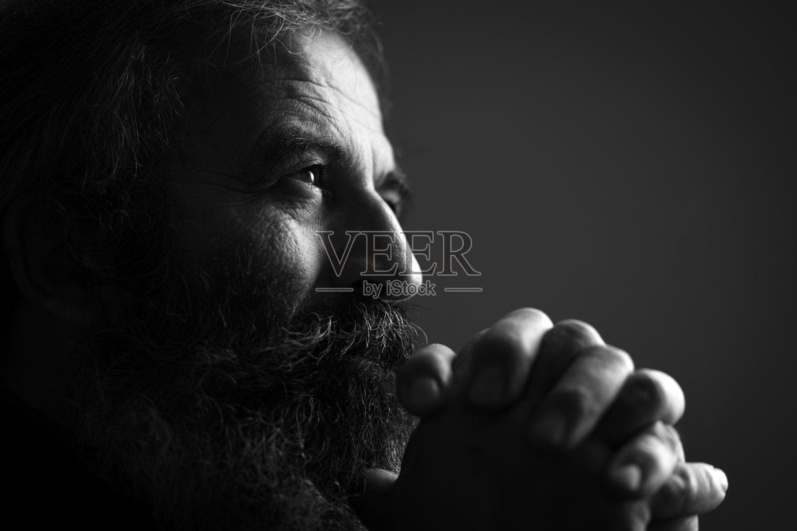 男人祈祷的特写照片摄影图片