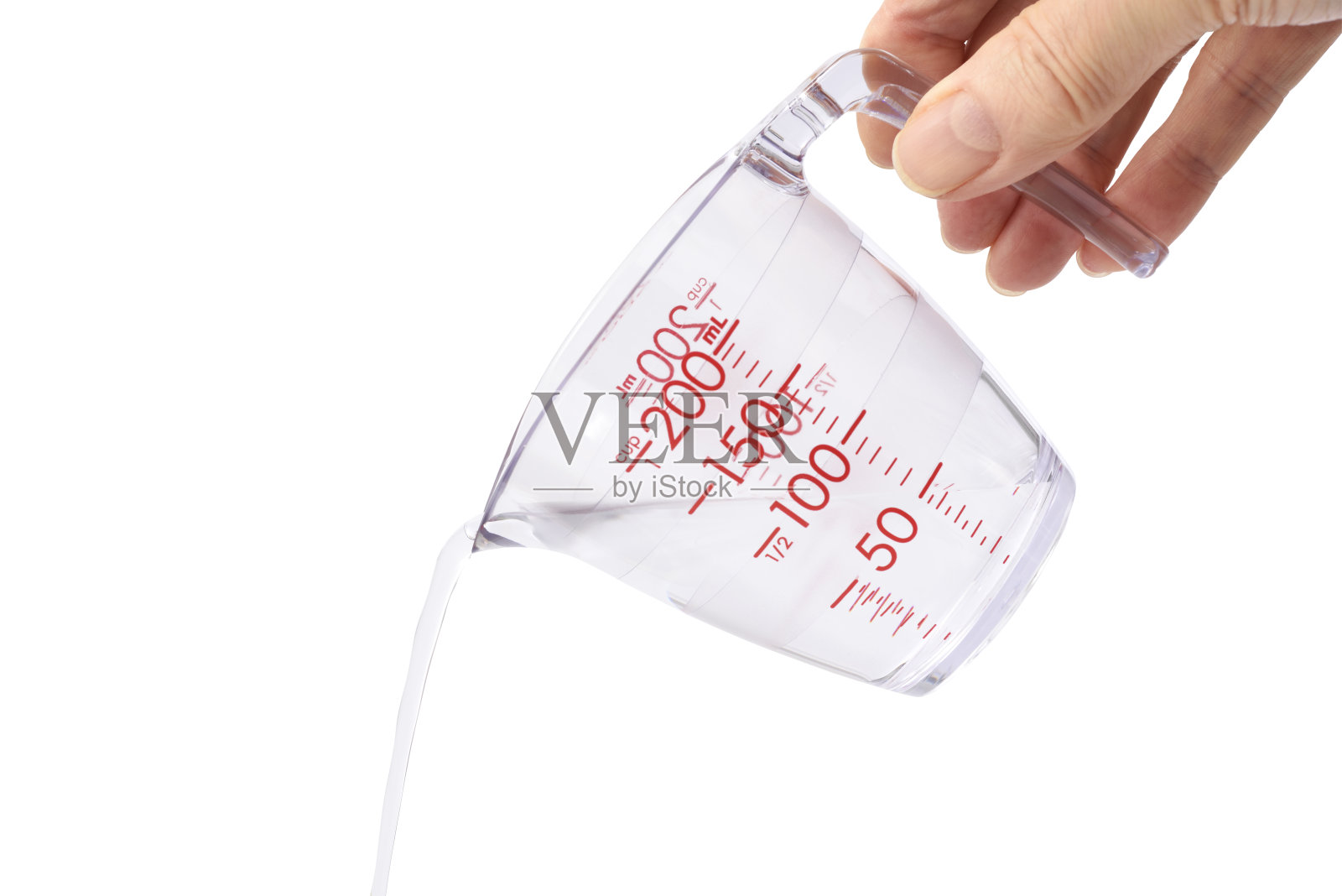 特写水从测量杯对白色背景照片摄影图片