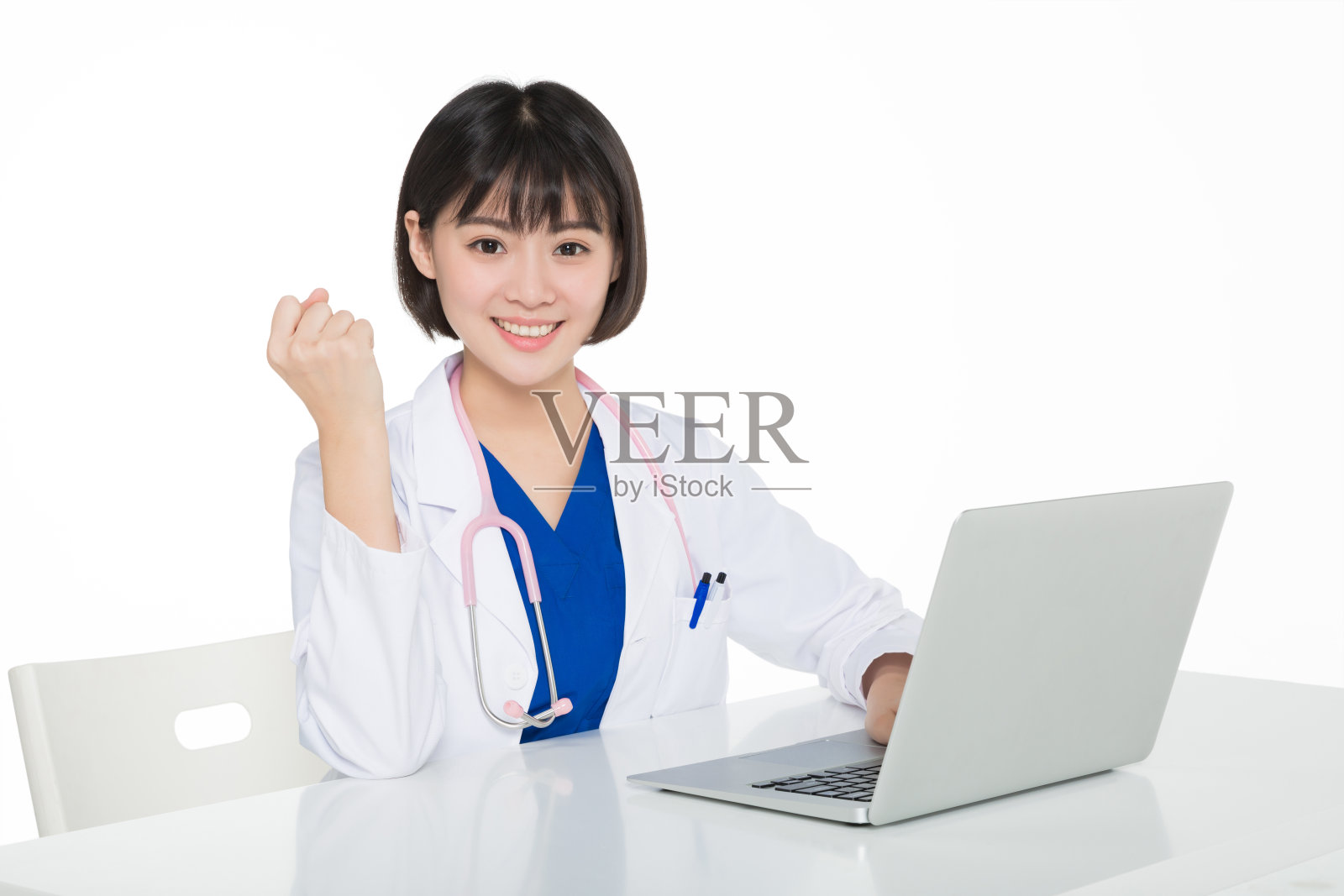 女医生，手提电脑隔离在白色背景照片摄影图片