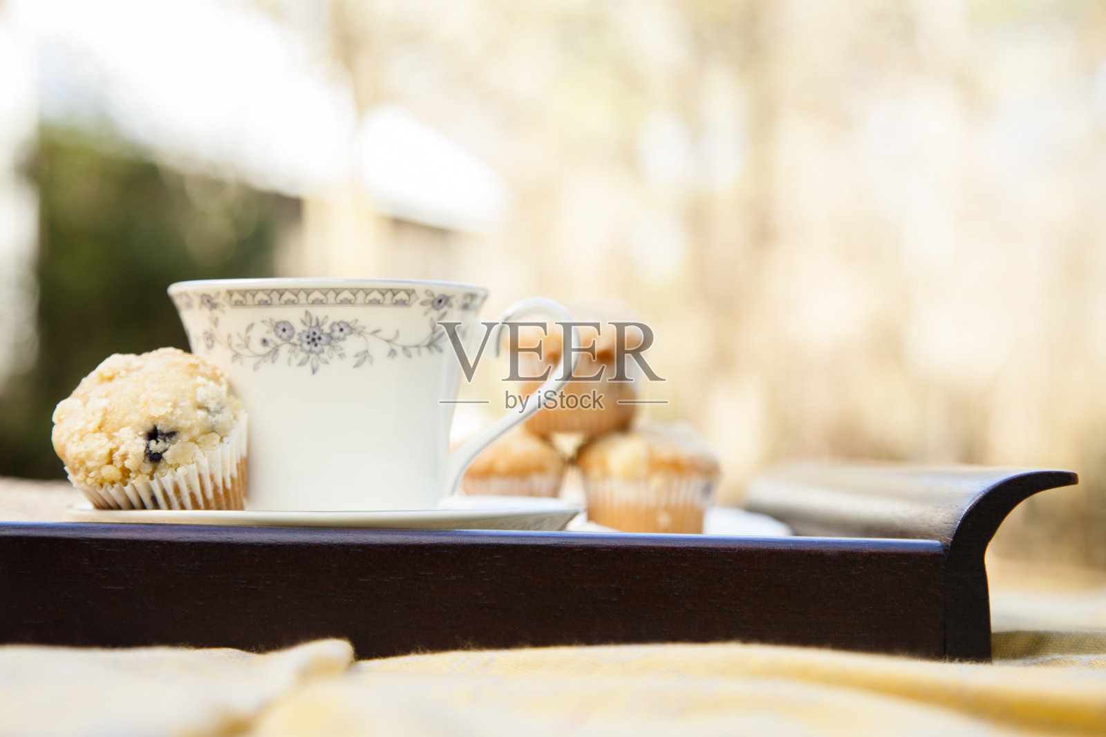 茶，有房子背景的松饼。早餐。放松。照片摄影图片