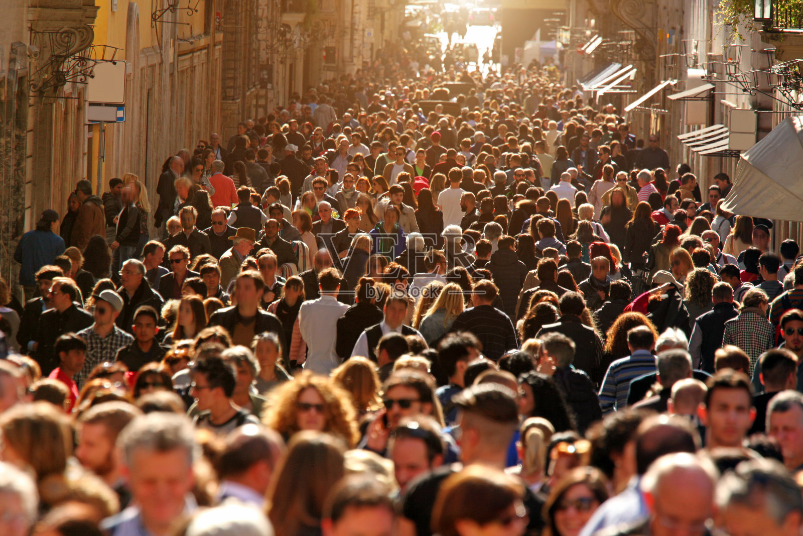 阳光下，罗马市中心大街上的人群照片摄影图片