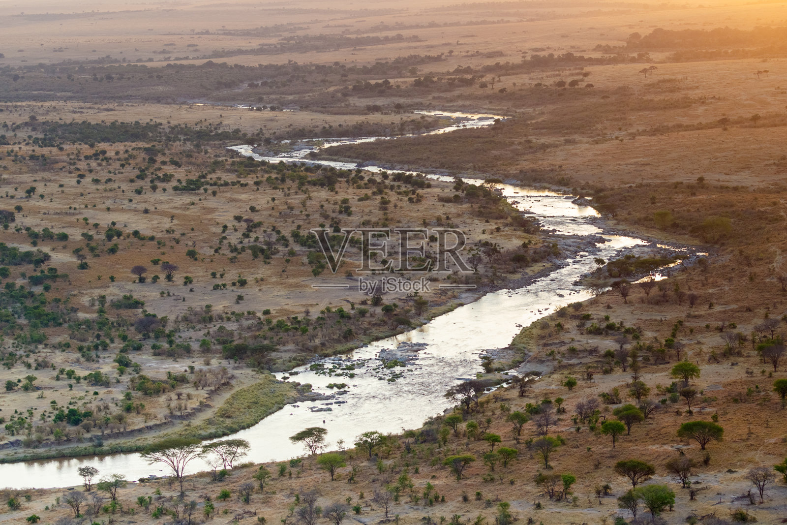 马拉河蜿蜒穿过非洲坦桑尼亚的塞伦盖蒂平原照片摄影图片