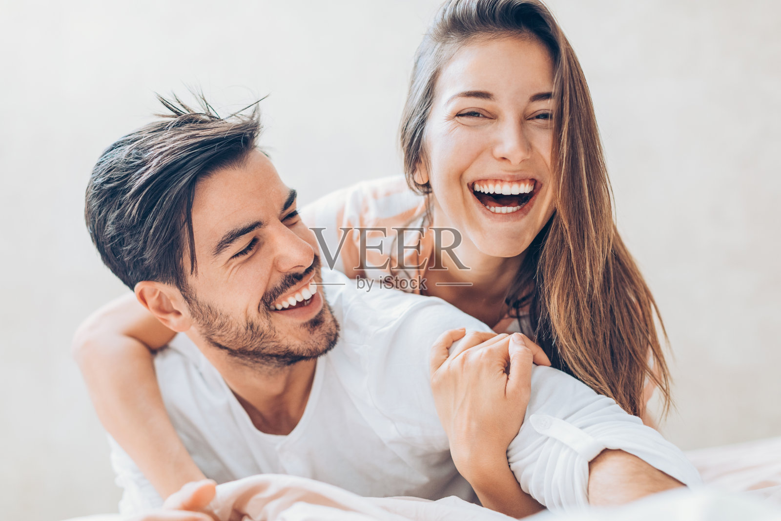 幸福的年轻夫妇在床上照片摄影图片