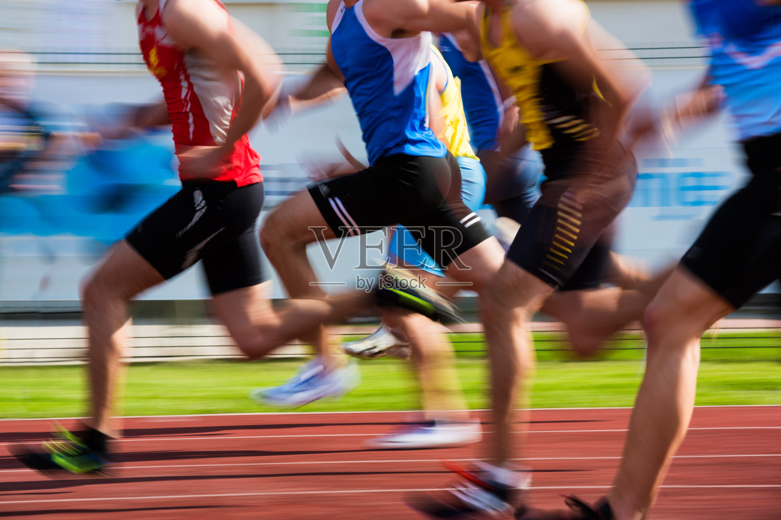 在操场跑步奔跑运动的人高清摄影大图-千库网