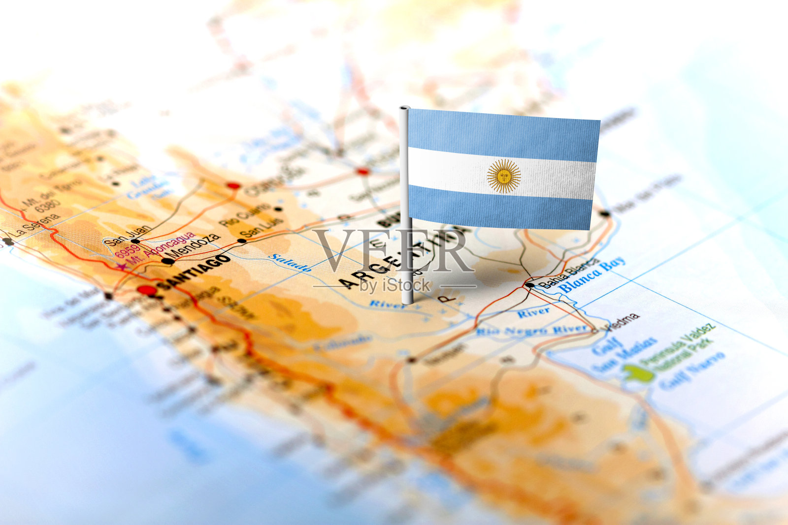 阿根廷用旗帜钉在地图上照片摄影图片