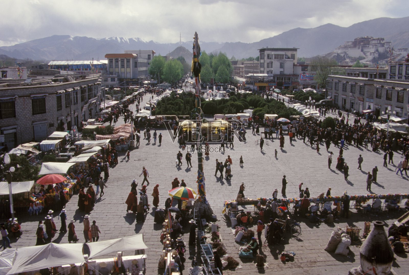 Jokhang Temple Square with Potala Palace in Lhasa, Tibet (大昭寺.布达拉宫)照片摄影图片