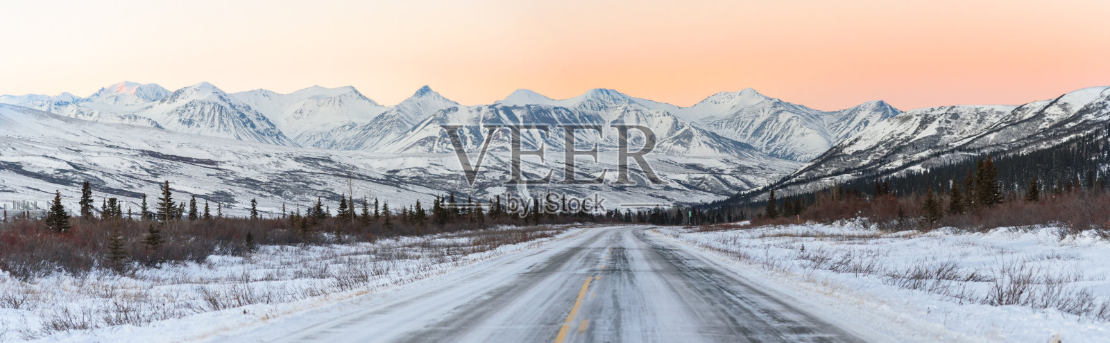 阿拉斯加冬季高速公路日落与山脉的背景照片摄影图片