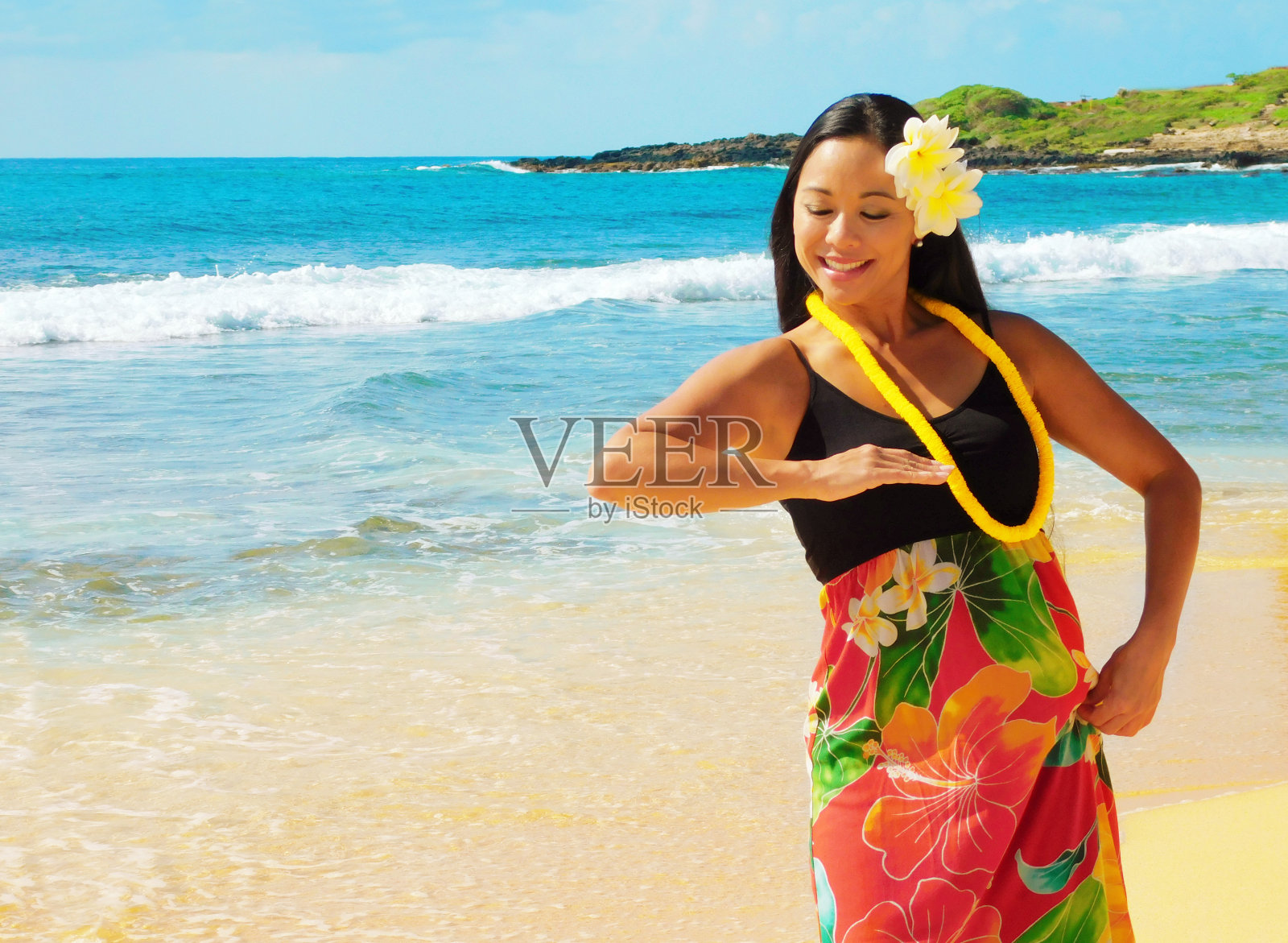 夏威夷草裙舞舞者在海滩上跳舞照片摄影图片