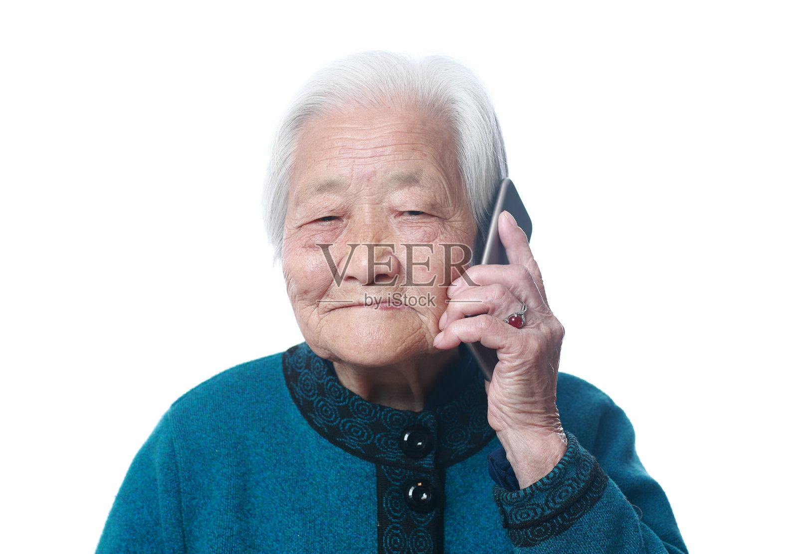 一位亚洲老太太在用手机照片摄影图片