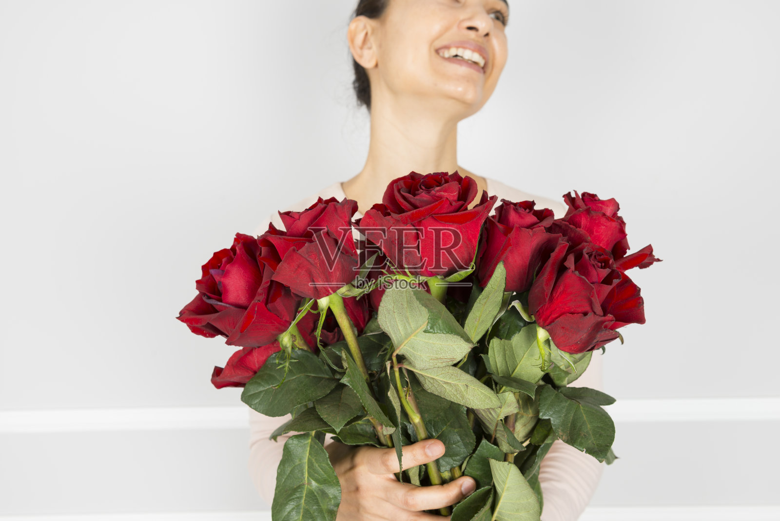 女人拥抱玫瑰照片摄影图片
