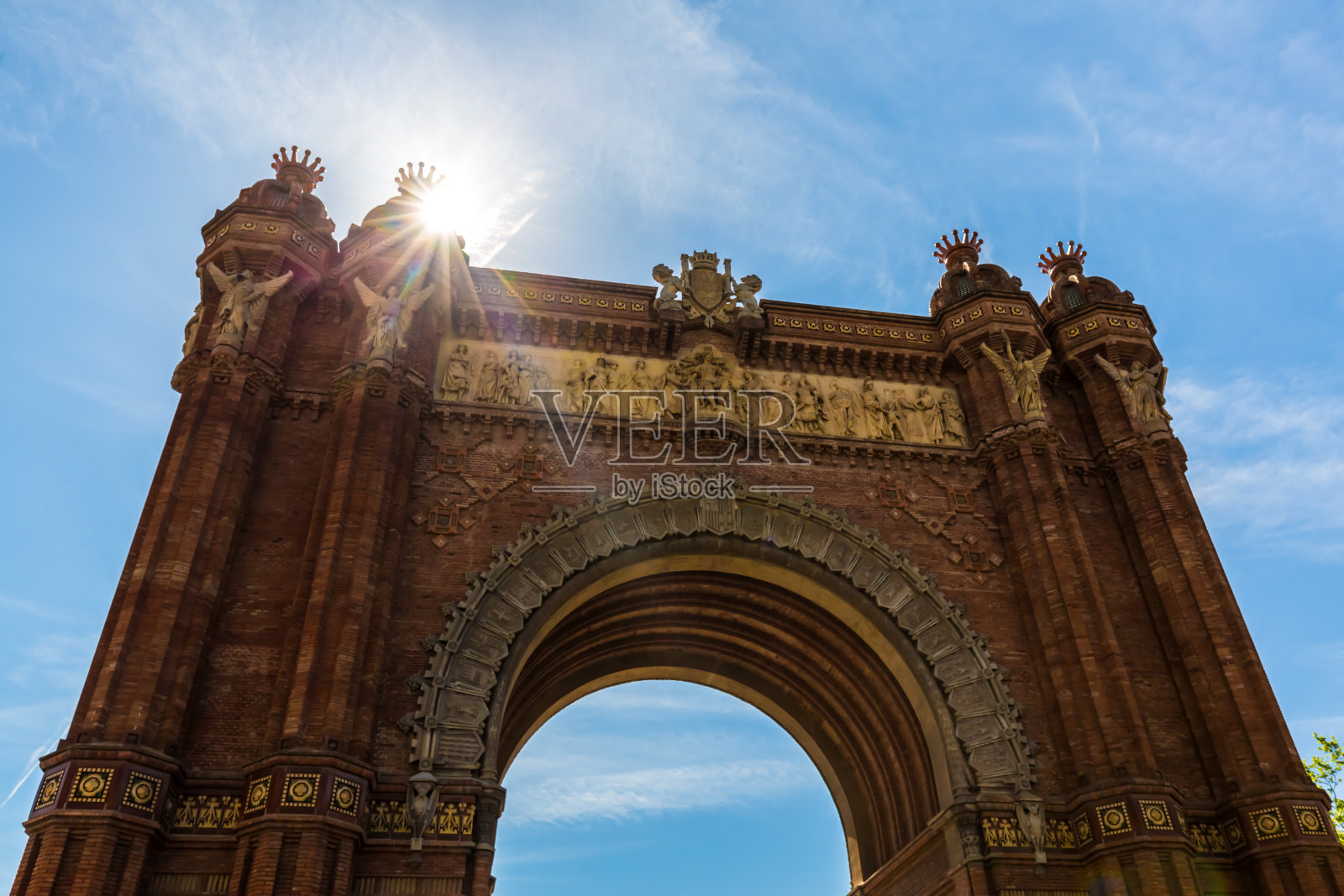 巴塞罗那的凯旋门和太阳照片摄影图片