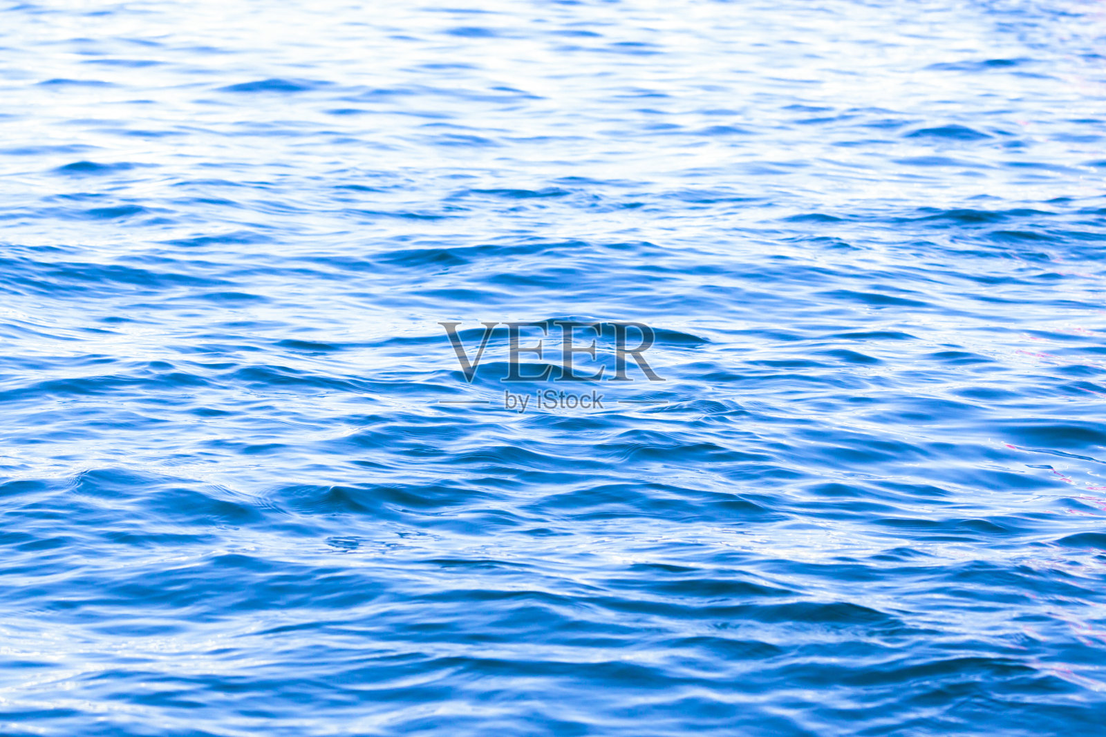 美丽的水背景与蓝色水面上的涟漪照片摄影图片