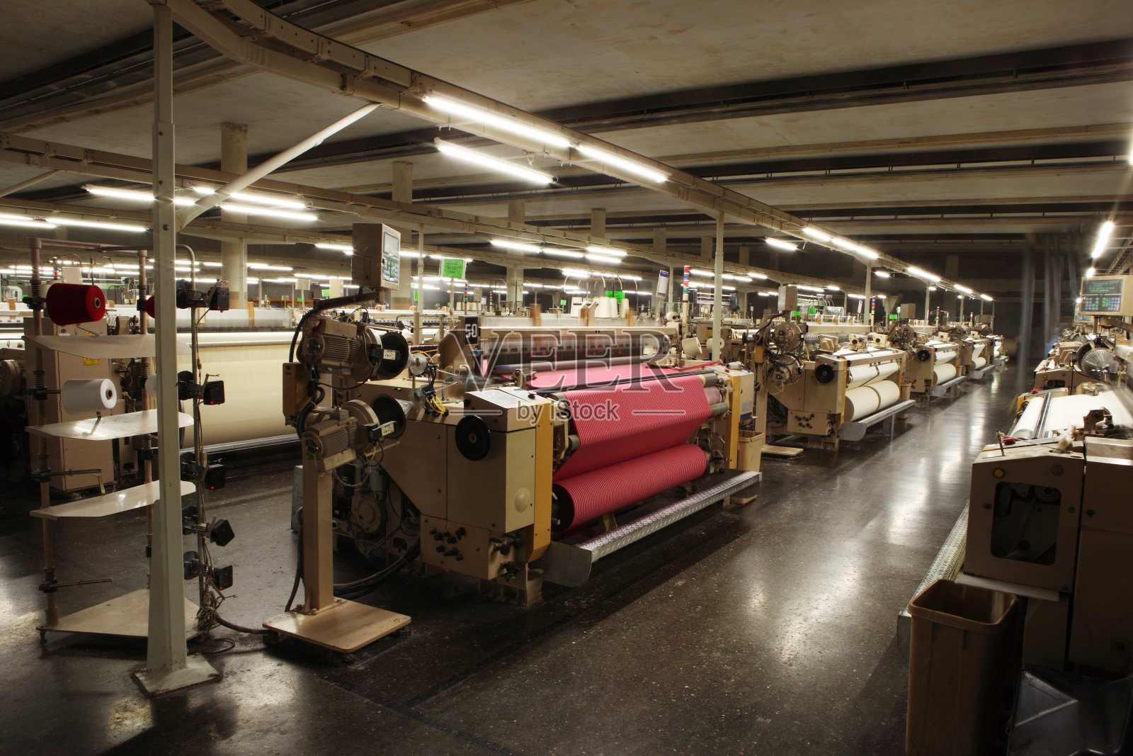 纺织生产-在喷气织机上织造棉织物照片摄影图片