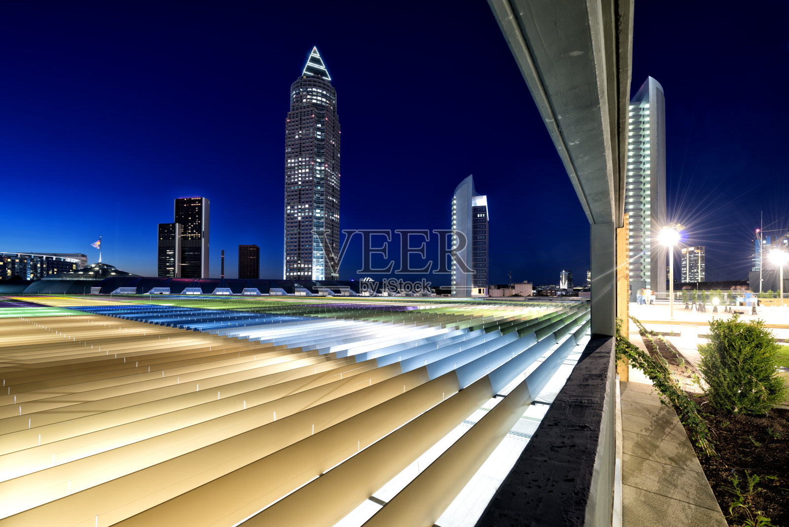 黄昏时的法兰克福摩天大楼照片摄影图片