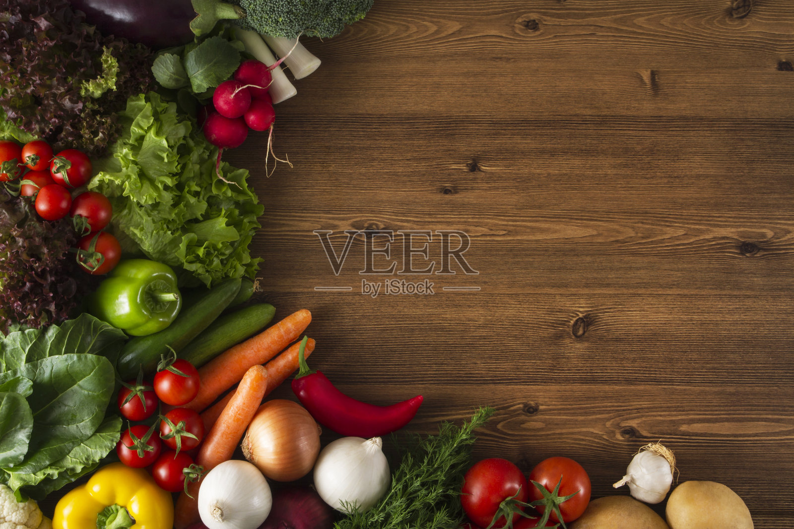 木制背景下的健康有机蔬菜照片摄影图片