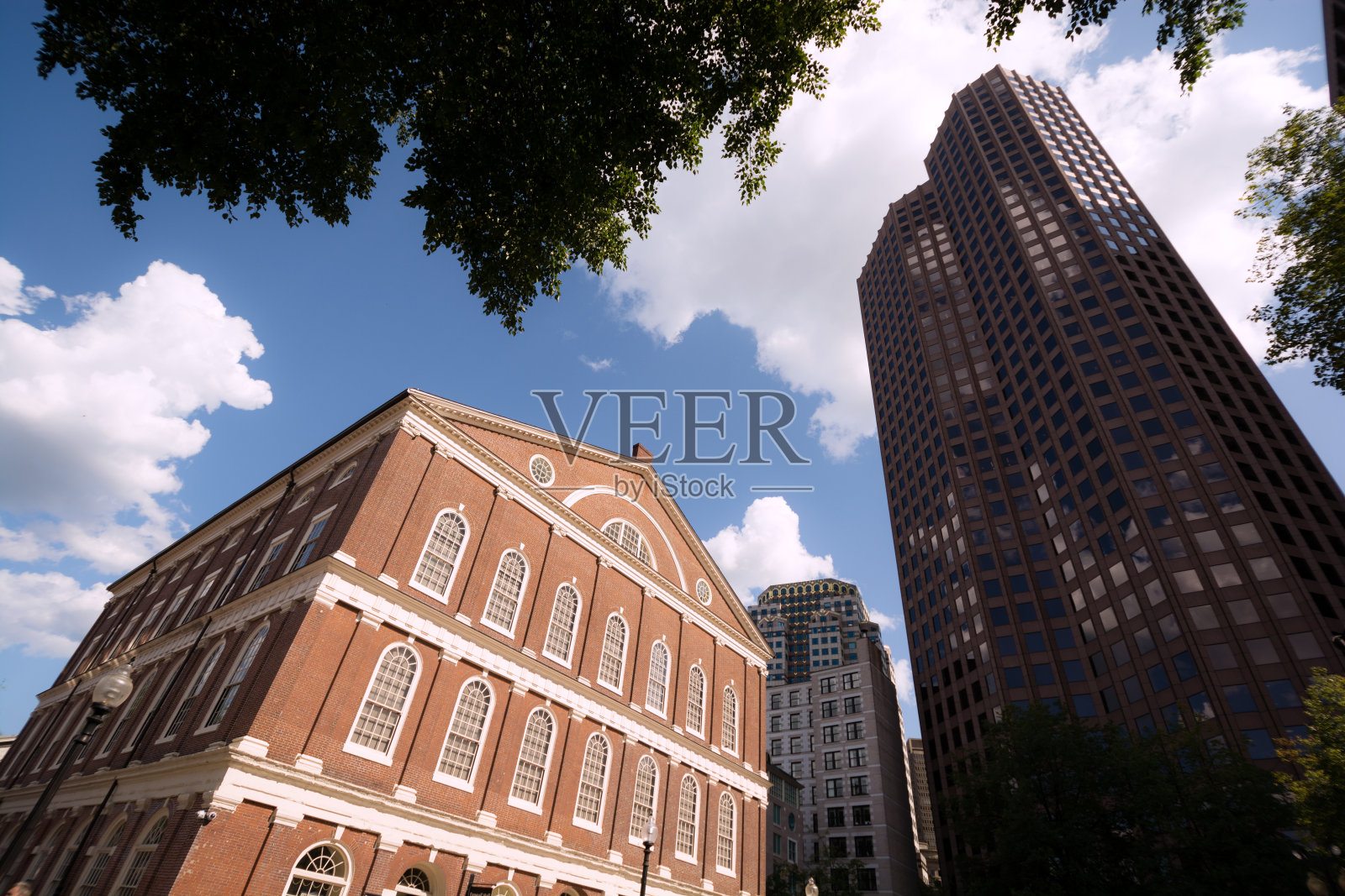 位于马萨诸塞州波士顿市中心的法尼尔大厅和办公楼照片摄影图片