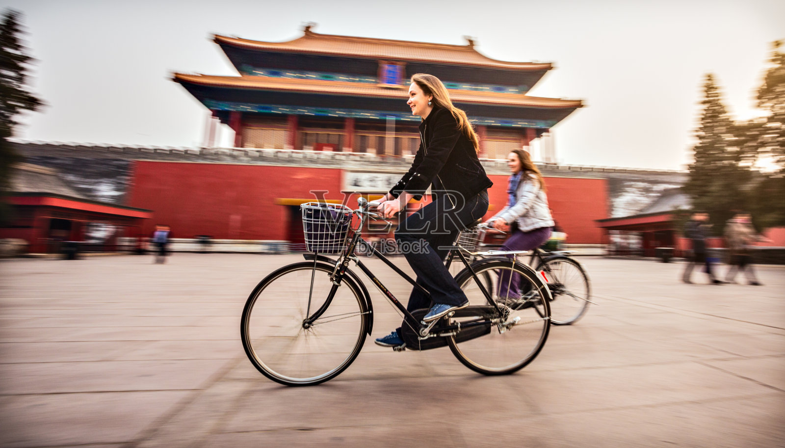游客在北京骑自行车照片摄影图片