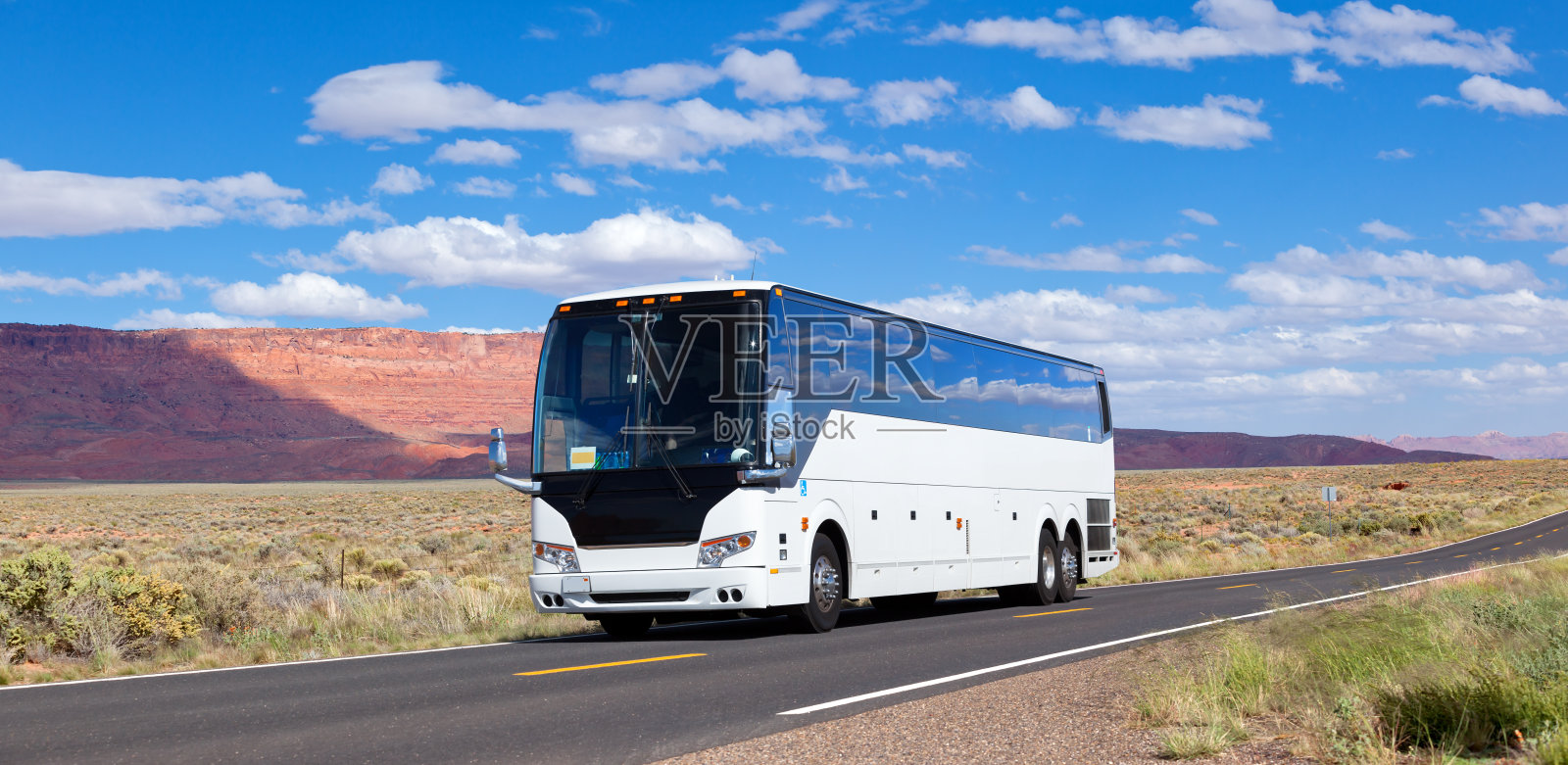 巴士在美国亚利桑那州山谷行驶照片摄影图片