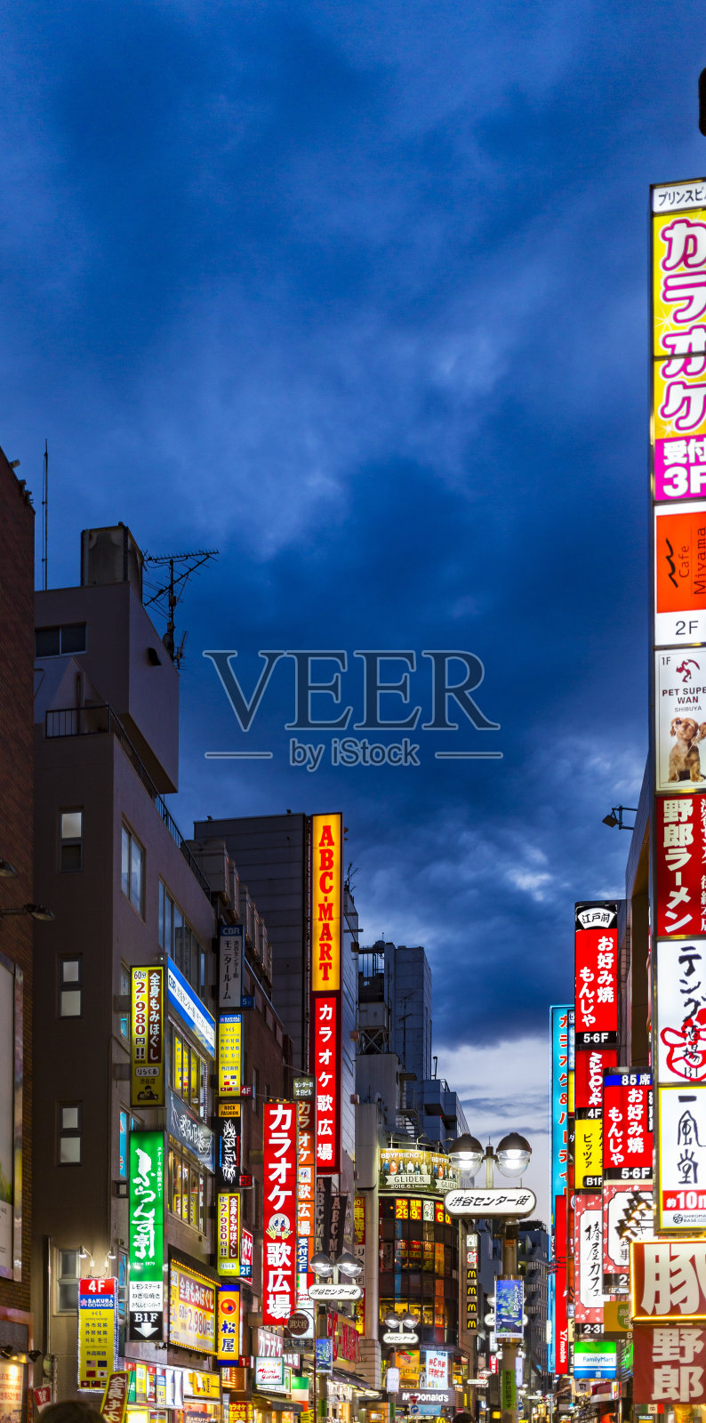 日本东京拥挤的霓虹街道标志照片摄影图片