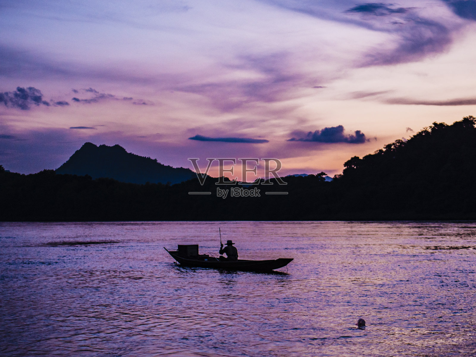老挝琅勃拉邦湄公河上的日落照片摄影图片
